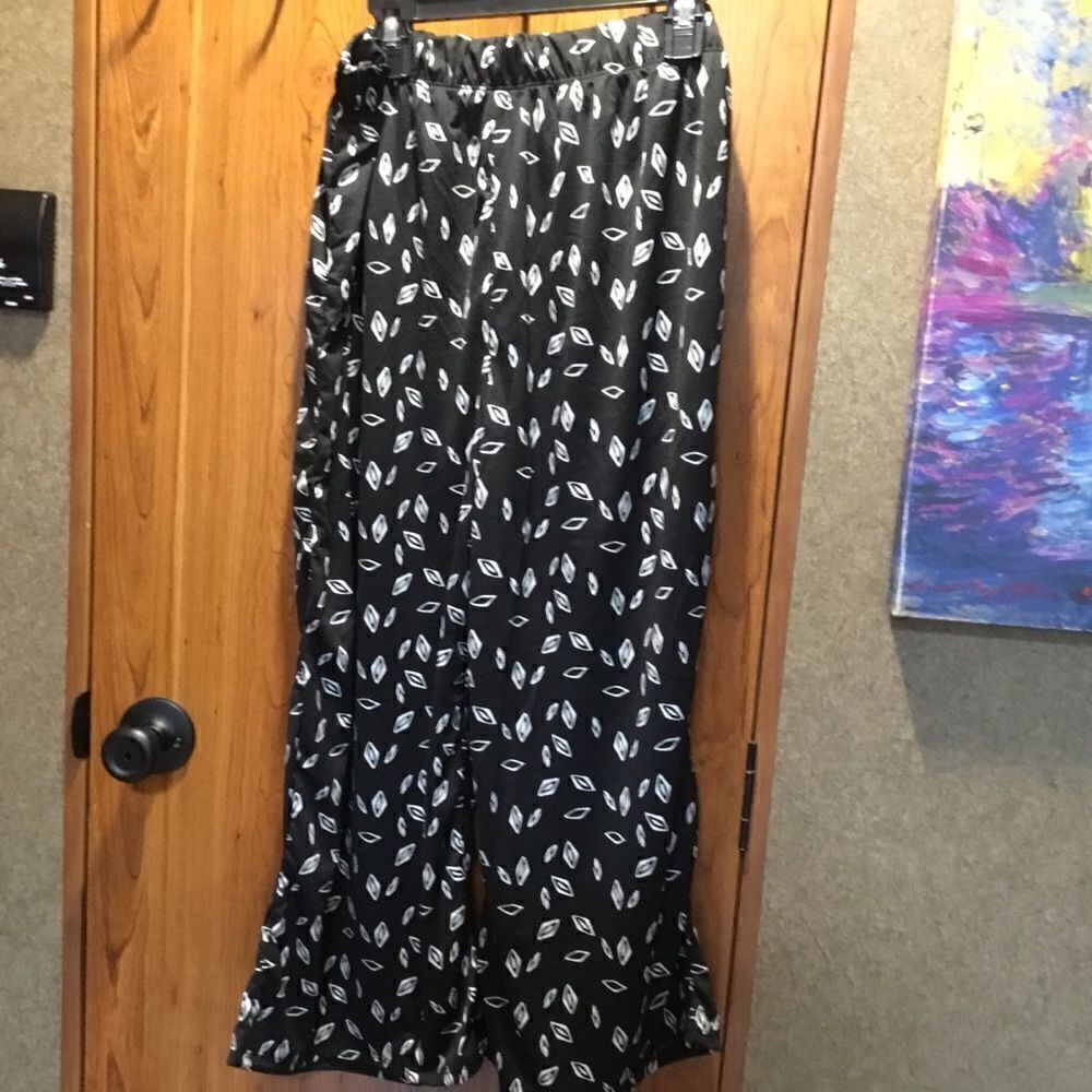 NWOT. Inner Beauty Brand Women’s Size L Black Knit Crop PJ Pants